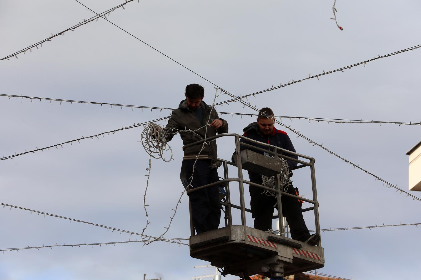 Rijeka: Postavljanje lampica na Korzu uoči božićnih blagdana Rijeka: Postavljanje lampica na Korzu uoči božićnih blagdana