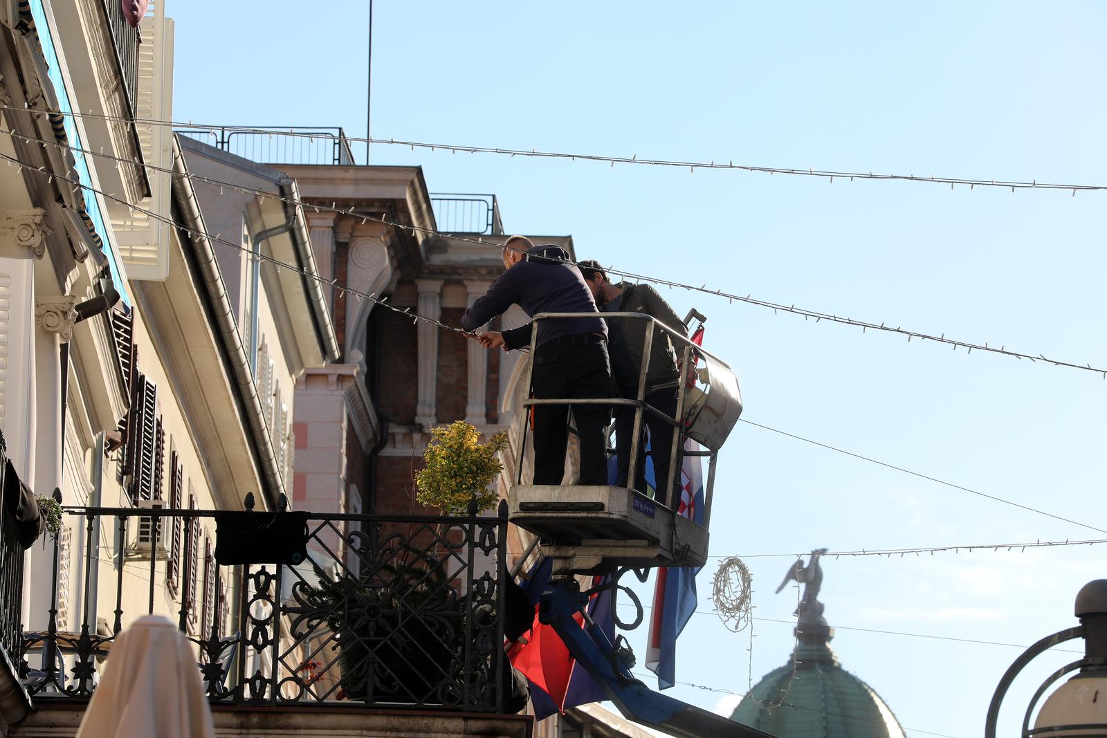Rijeka: Postavljanje lampica na Korzu uoči božićnih blagdana Rijeka: Postavljanje lampica na Korzu uoči božićnih blagdana