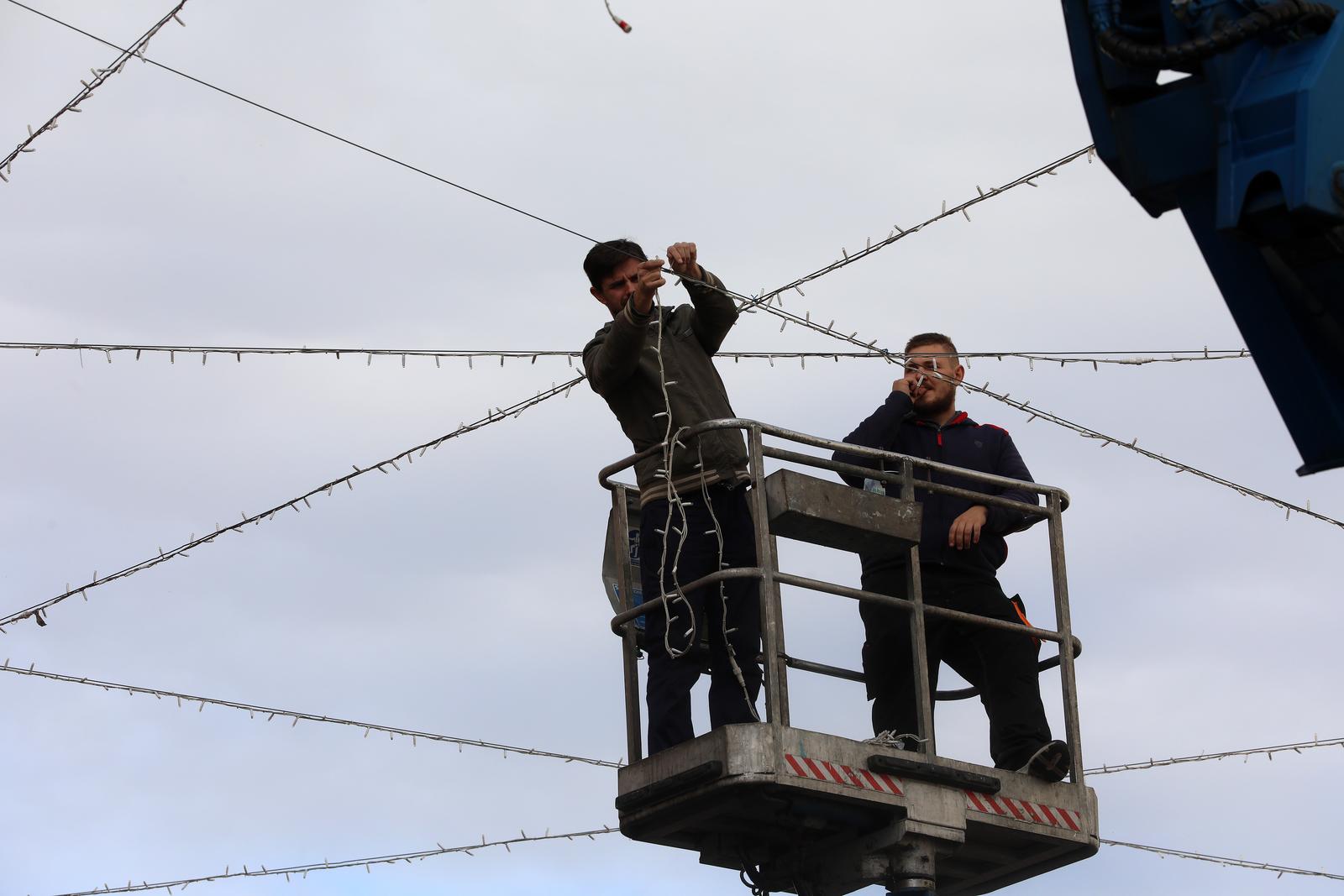 Rijeka: Postavljanje lampica na Korzu uoči božićnih blagdana Rijeka: Postavljanje lampica na Korzu uoči božićnih blagdana