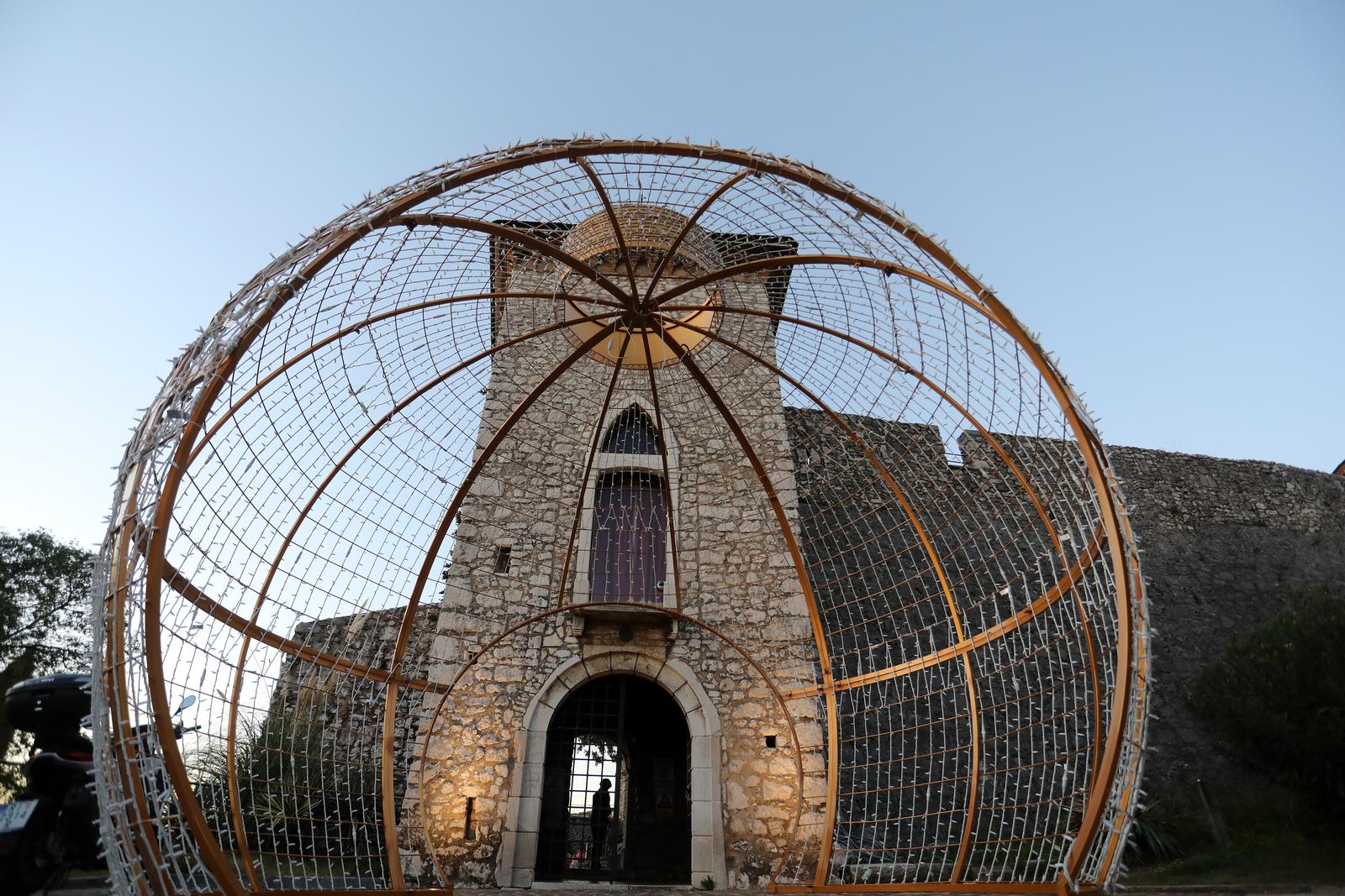 Rijeka: Trsatska gradina ukraena tisu?ama lampica Rijeka: Trsatska gradina ukraena tisu?ama lampica