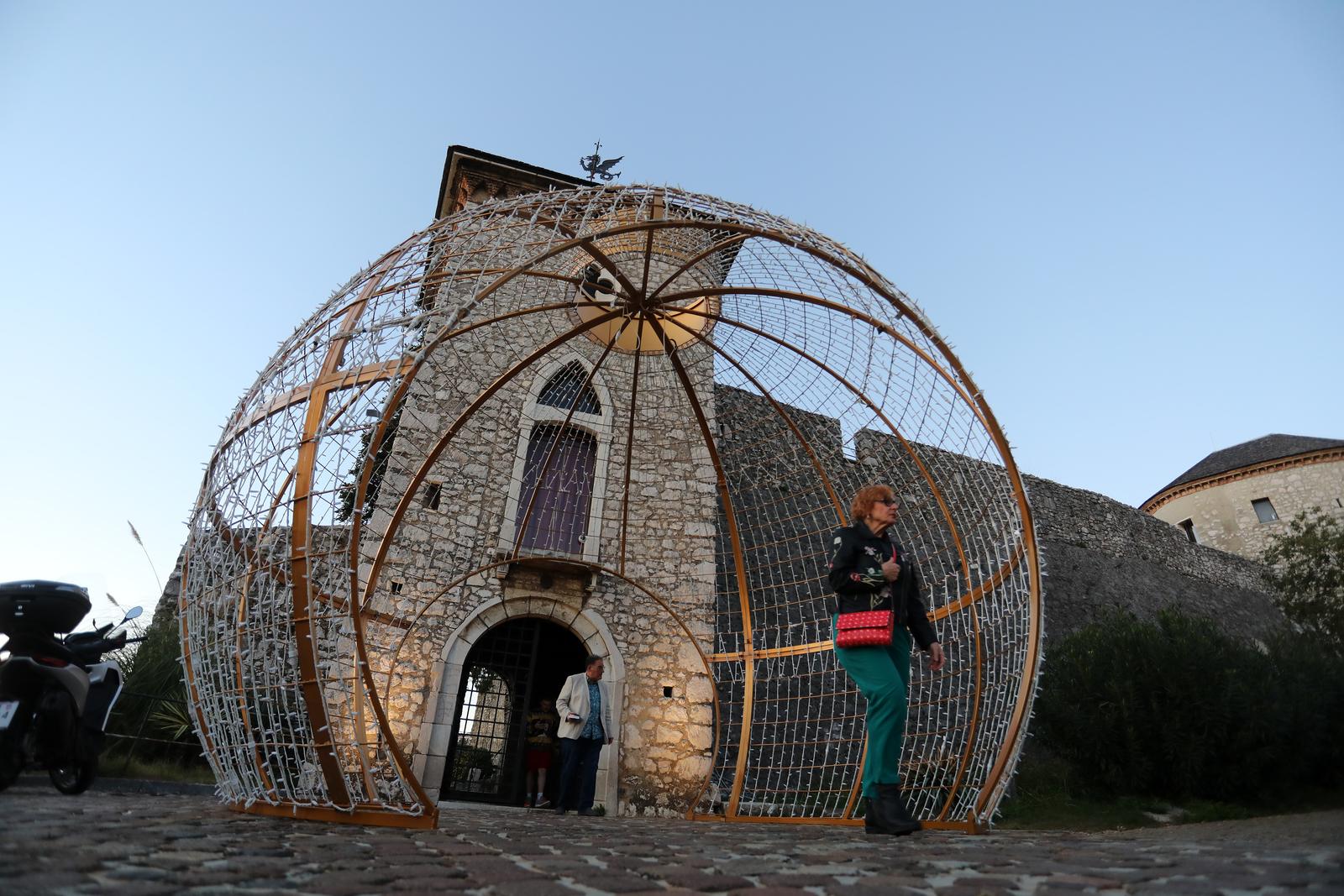 Rijeka: Trsatska gradina ukraena tisu?ama lampica Rijeka: Trsatska gradina ukraena tisu?ama lampica