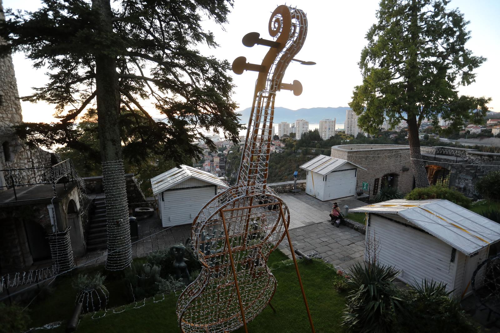 Rijeka: Trsatska gradina ukrašena tisućama lampica Rijeka: Trsatska gradina ukrašena tisućama lampica