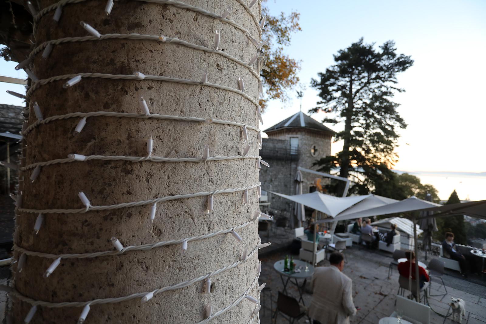 Rijeka: Trsatska gradina ukrašena tisućama lampica Rijeka: Trsatska gradina ukrašena tisućama lampica