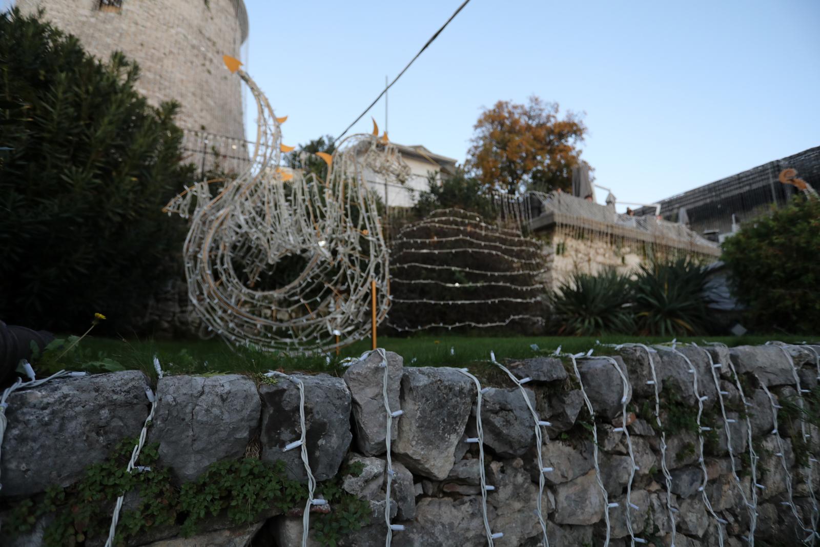 Rijeka: Trsatska gradina ukraena tisu?ama lampica Rijeka: Trsatska gradina ukraena tisu?ama lampica