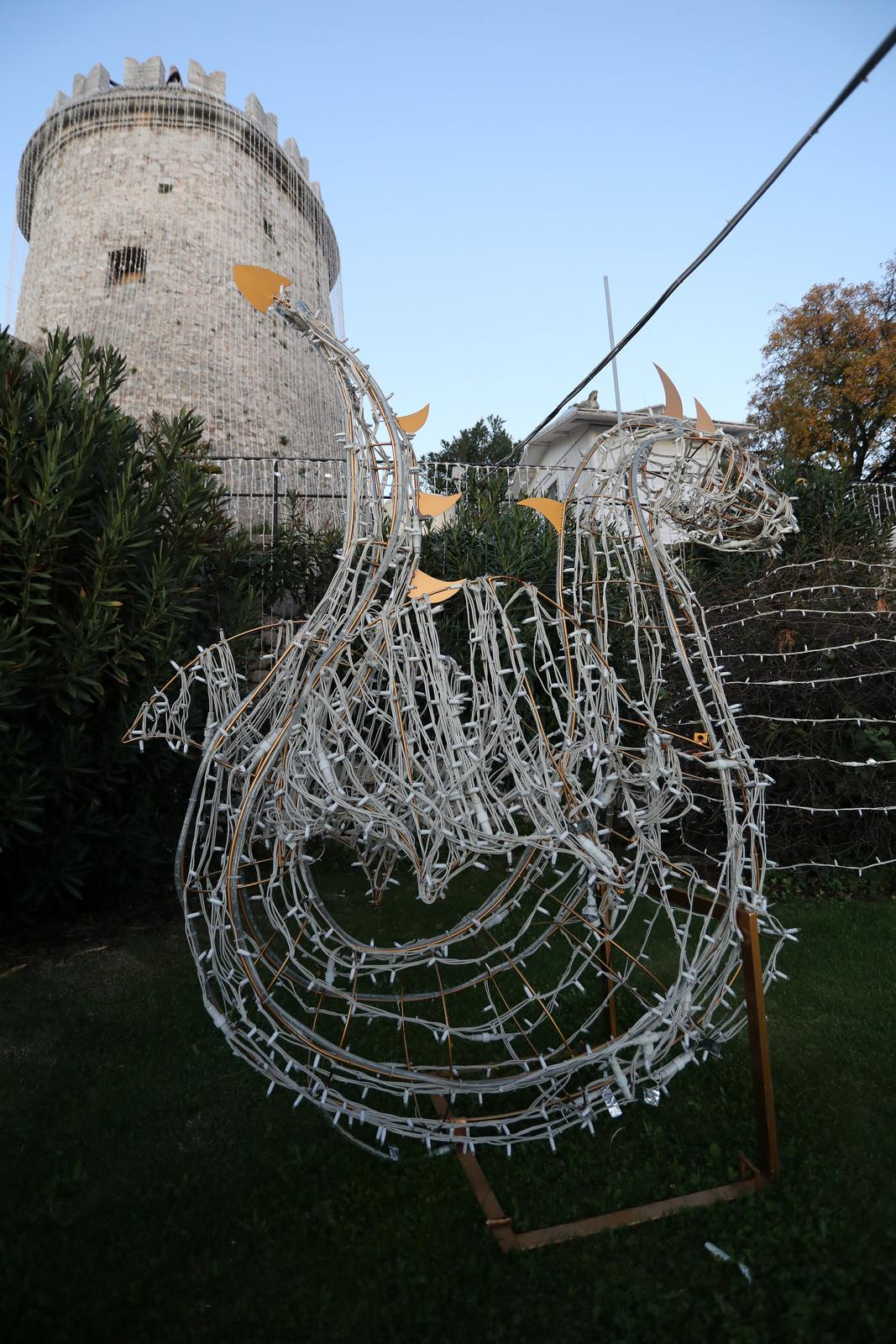 Rijeka: Trsatska gradina ukrašena tisućama lampica Rijeka: Trsatska gradina ukrašena tisućama lampica