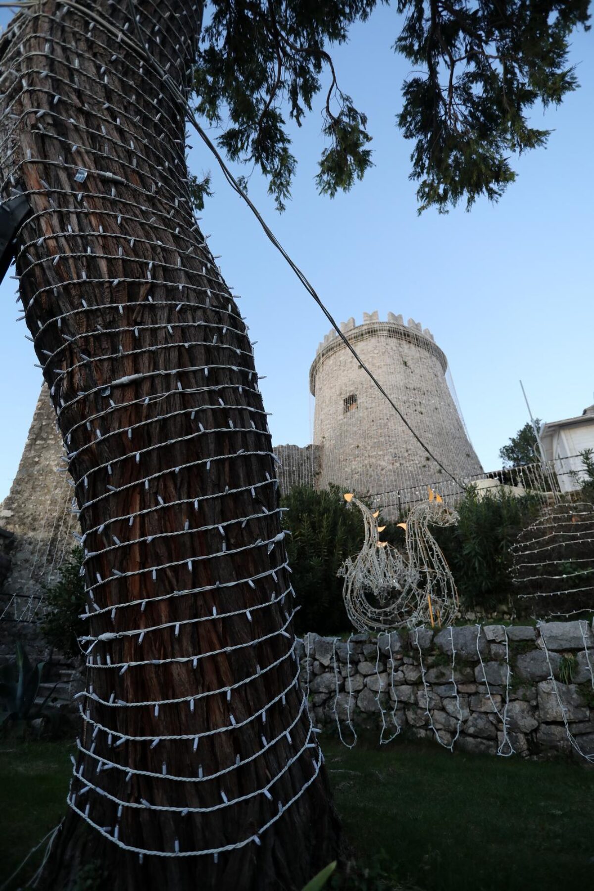 Rijeka: Trsatska gradina ukrašena tisućama lampica