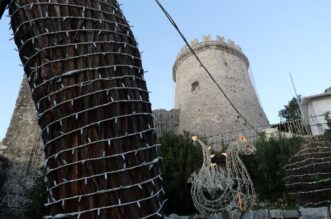 Rijeka: Trsatska gradina ukrašena tisućama lampica