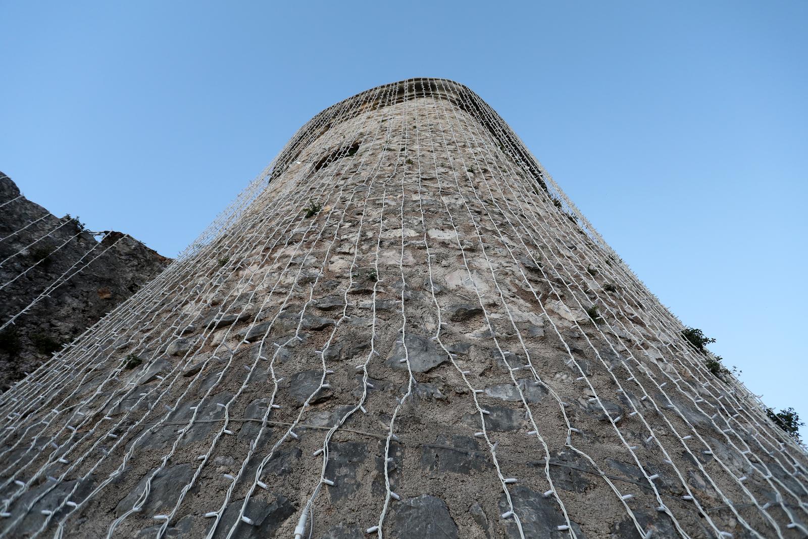 Rijeka: Trsatska gradina ukrašena tisućama lampica Rijeka: Trsatska gradina ukrašena tisućama lampica