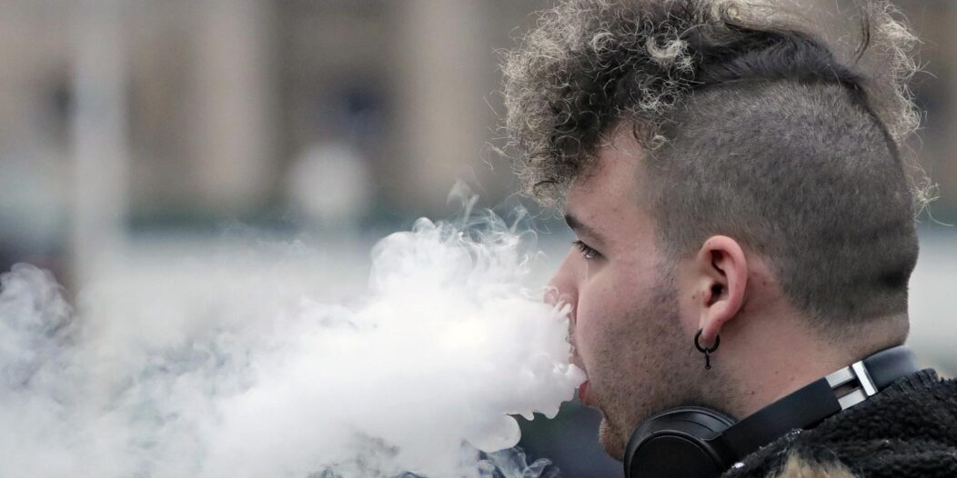 Zagreb: Dim iz e-cigarete uskladio se s frizurom mladića Zagreb: Dim iz e-cigarete uskladio se s frizurom mladića