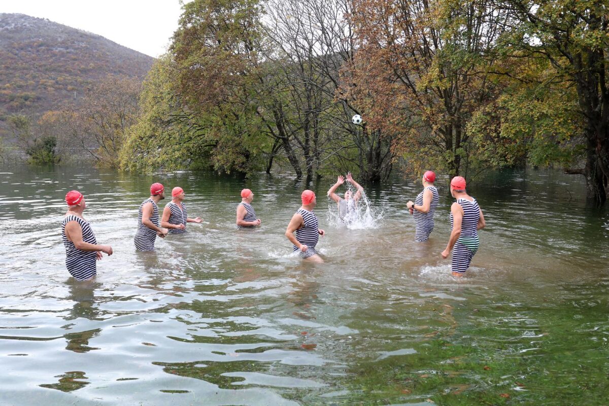 Ponikve: Opatijski Kukali igraju picigin u dolini punoj vode
