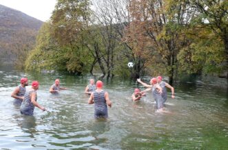 Ponikve: Opatijski Kukali igraju picigin u dolini punoj vode