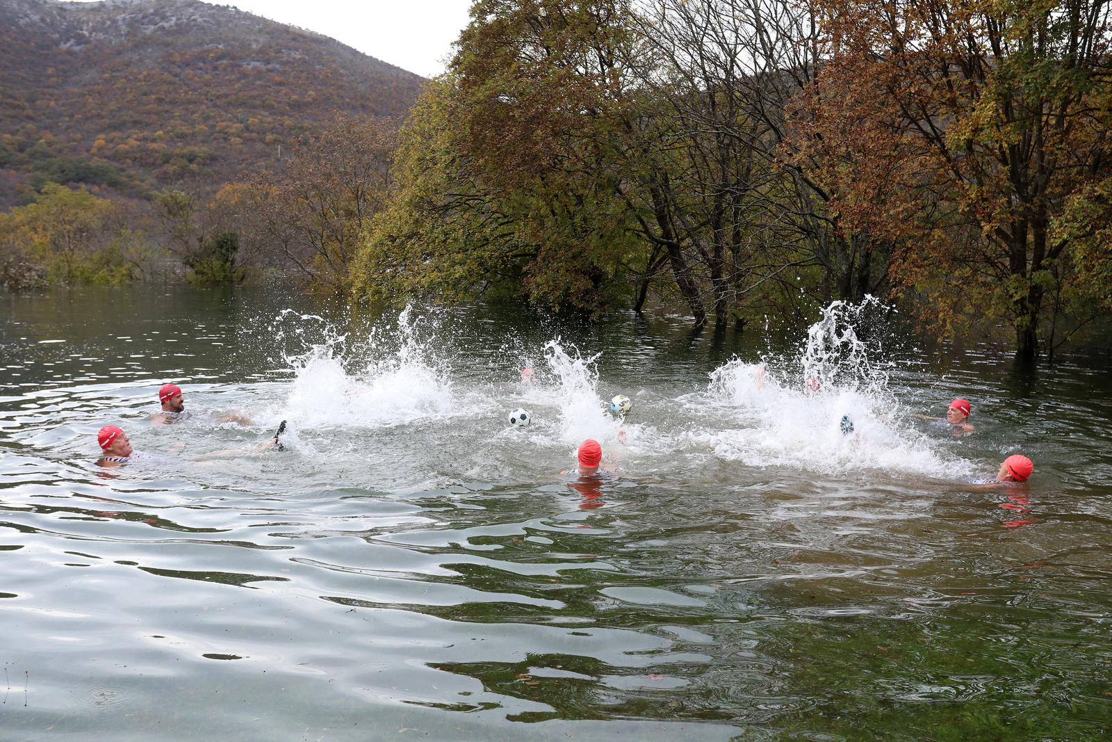 Ponikve: Opatijski Kukali igraju picigin u dolini punoj vode