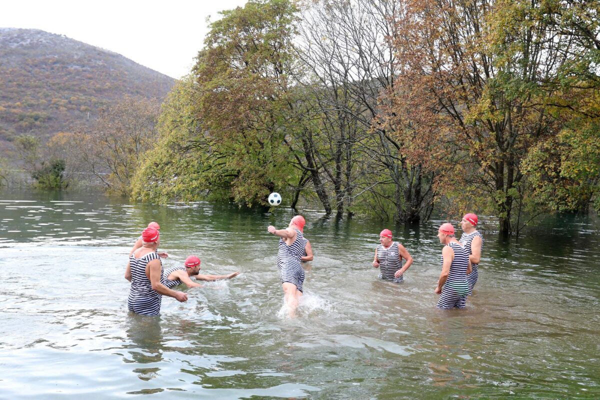 Ponikve: Opatijski Kukali igraju picigin u dolini punoj vode