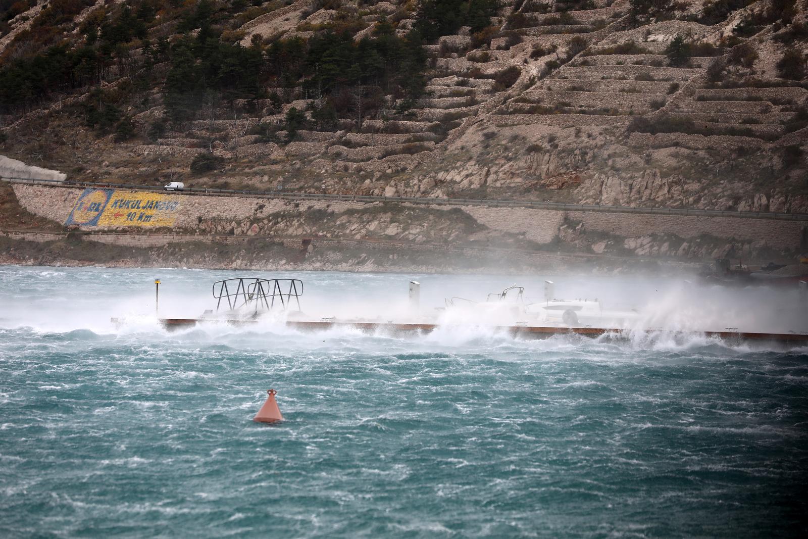 Rijeka: Problemi zbog olujne bure na riječkom području