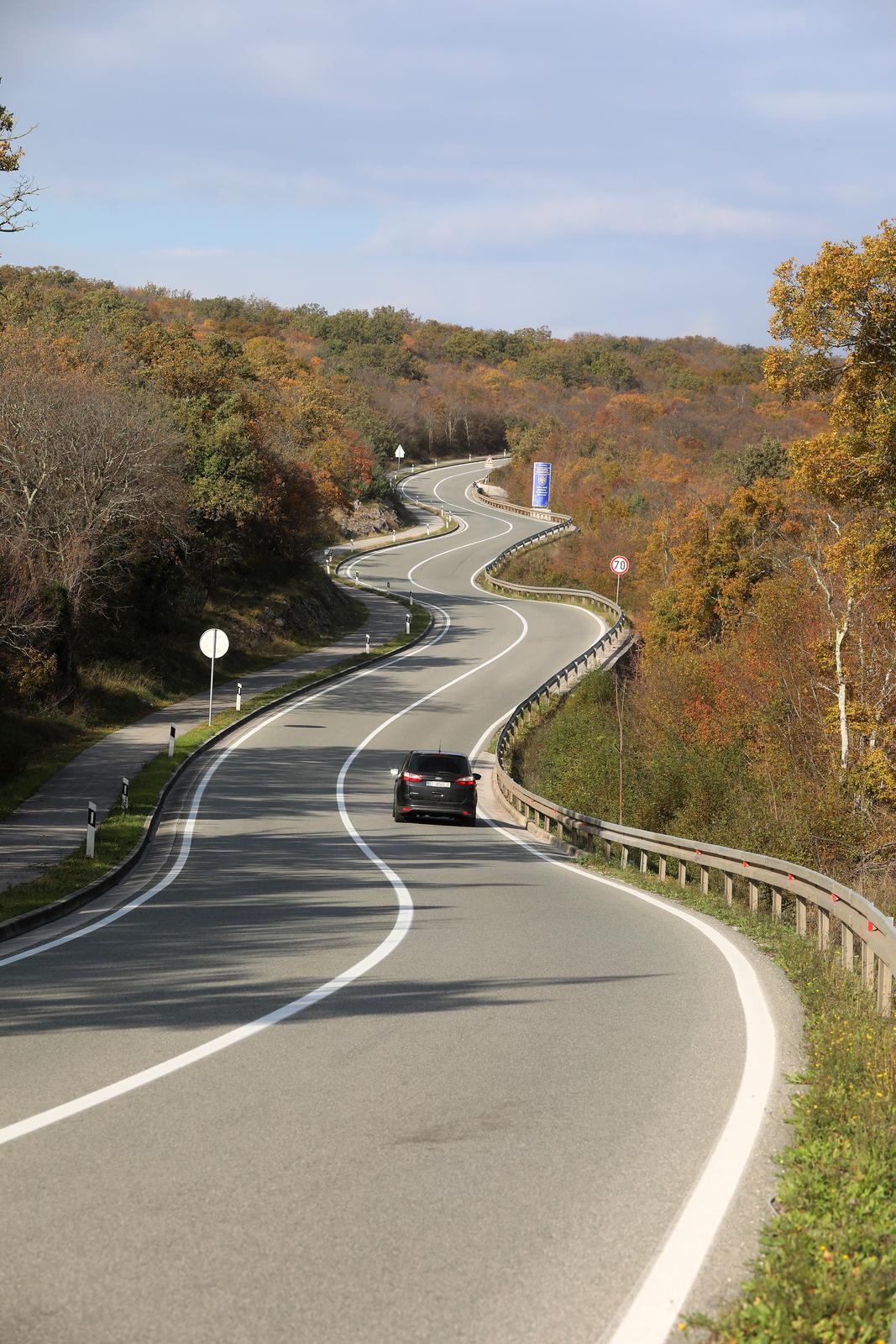 Vijugava cesta između Malinske i Krka pravi je hit, zovu je “krčka zmija”