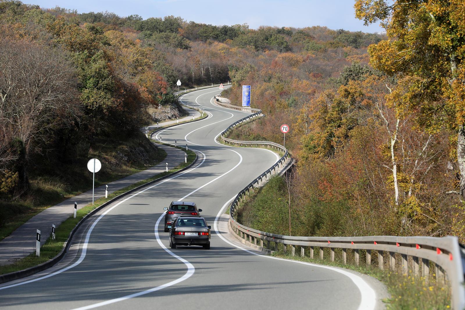 Vijugava cesta između Malinske i Krka pravi je hit, zovu je “krčka zmija”