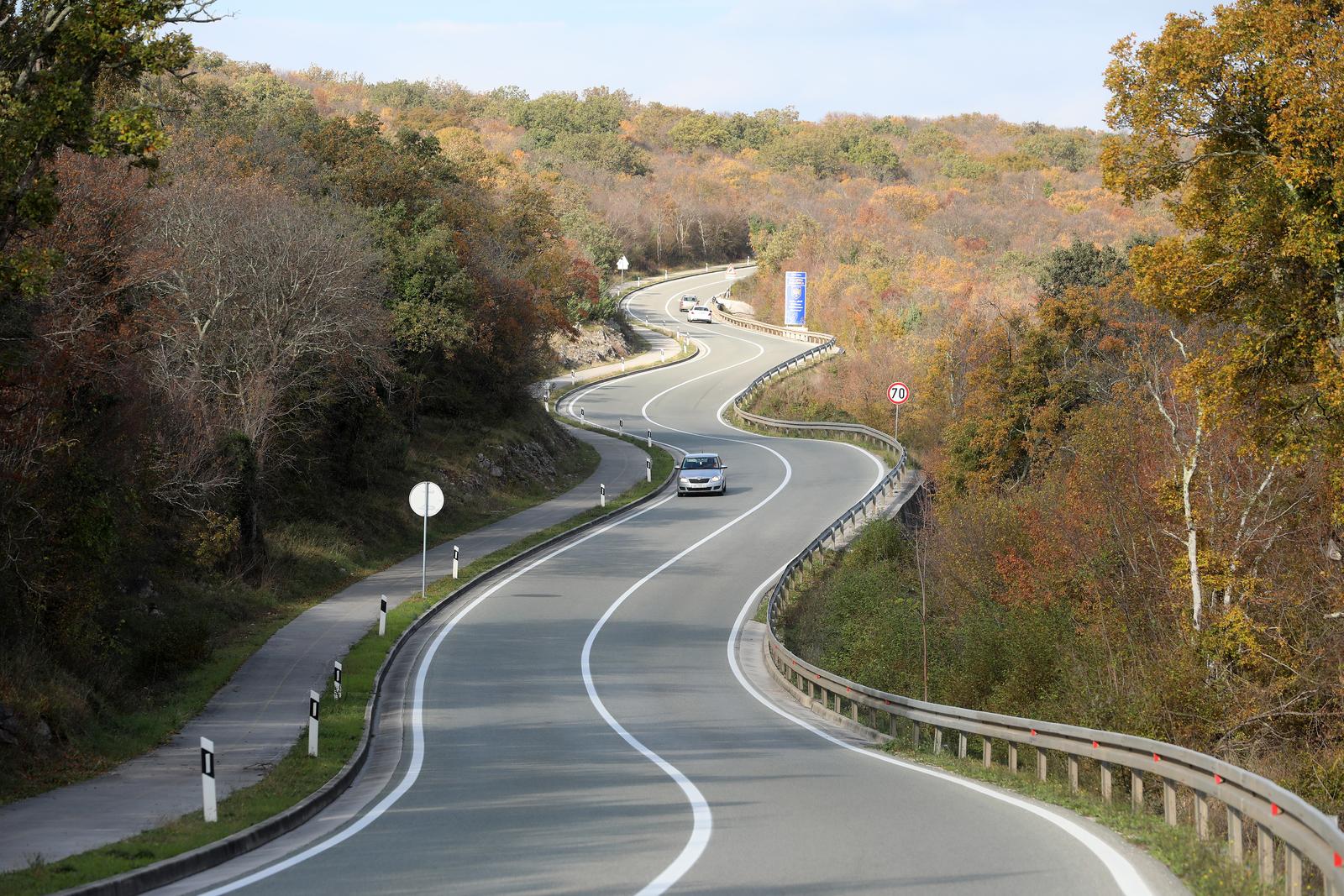 Vijugava cesta između Malinske i Krka pravi je hit, zovu je “krčka zmija”