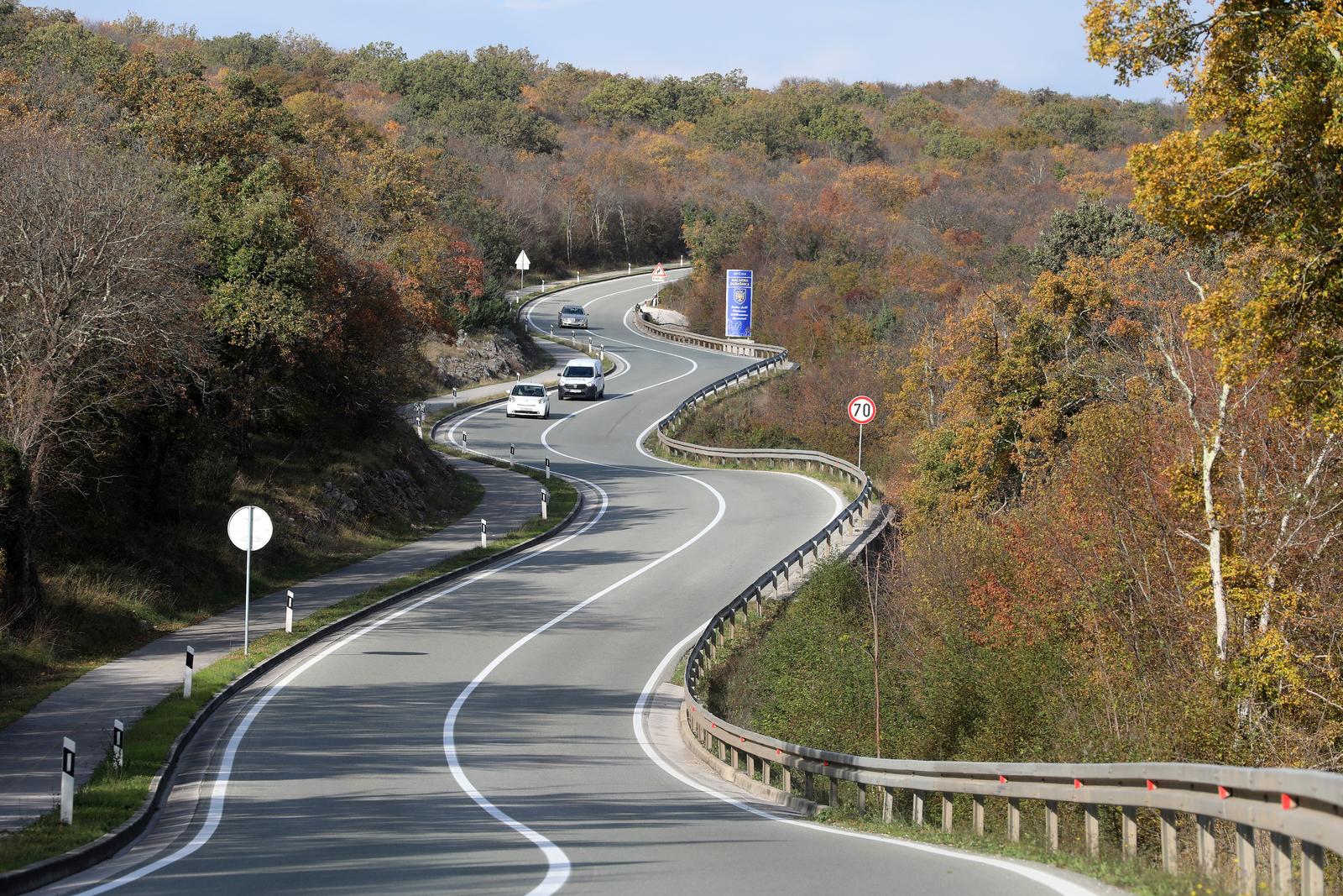 Vijugava cesta između Malinske i Krka pravi je hit, zovu je “krčka zmija”