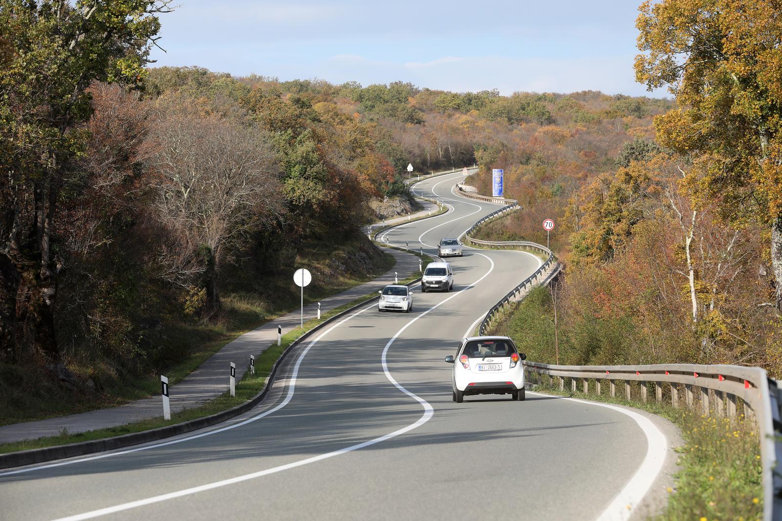 Vijugava cesta između Malinske i Krka pravi je hit, zovu je “krčka zmija”