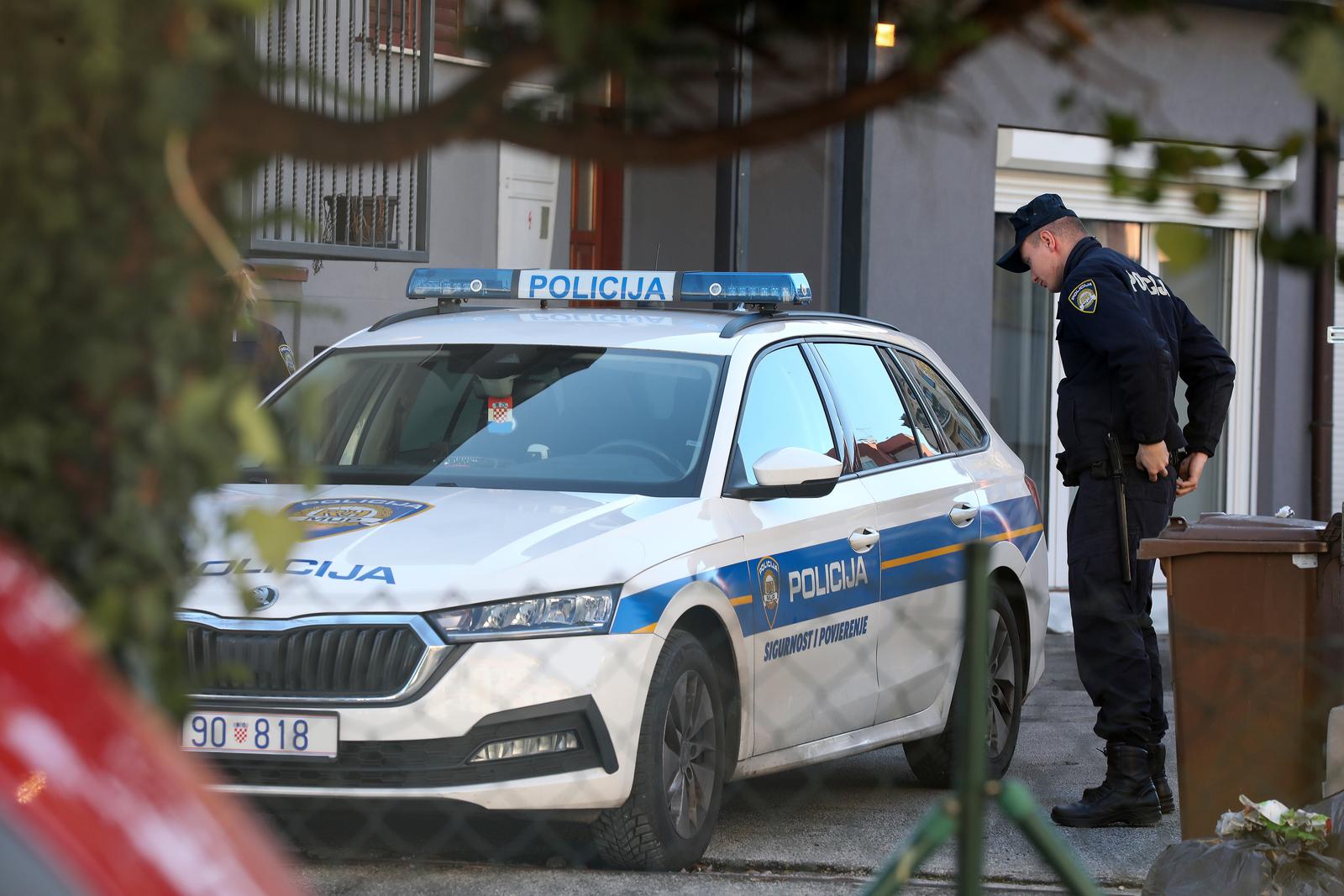 Zagreb: Policija je i dalje pred kućom u kojoj su jučer bile dvije eksplozije Zagreb: Policija je i dalje pred kućom u kojoj su jučer bile dvije eksplozije