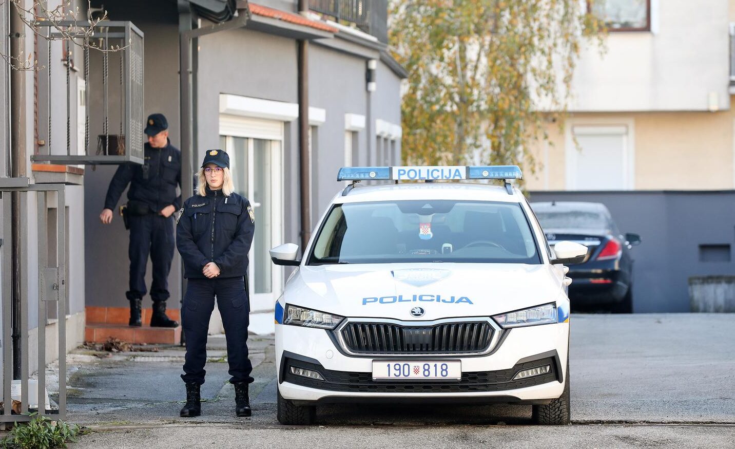 Zagreb: Policija je i dalje pred kućom u kojoj su jučer bile dvije eksplozije Zagreb: Policija je i dalje pred kućom u kojoj su jučer bile dvije eksplozije