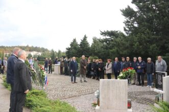 Polaganje-vijenaca-povodom-Dana-sjećanja-na-žrtve-Domovinskog-rata-i-Dana-sjećanja-na-žrtvu-Vukovara-i-14