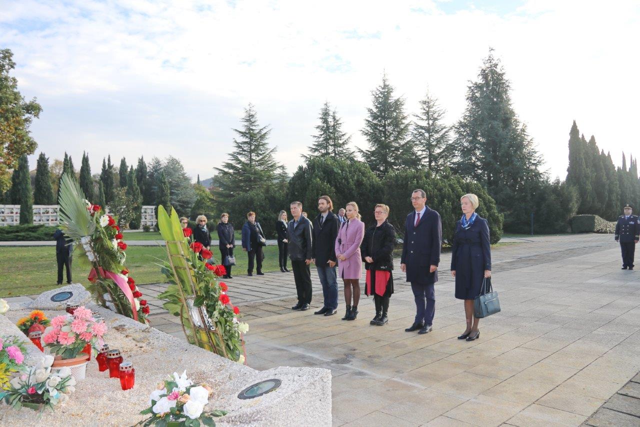 Polaganje-vijenaca-povodom-Dana-sjećanja-na-žrtve-Domovinskog-rata-i-Dana-sjećanja-na-žrtvu-Vukovara-i-6