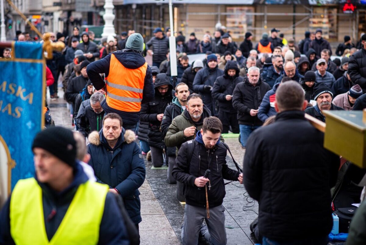 Zagreb: Molitelji i ove subote mole krunicu na Trgu bana Josipa Jelačića