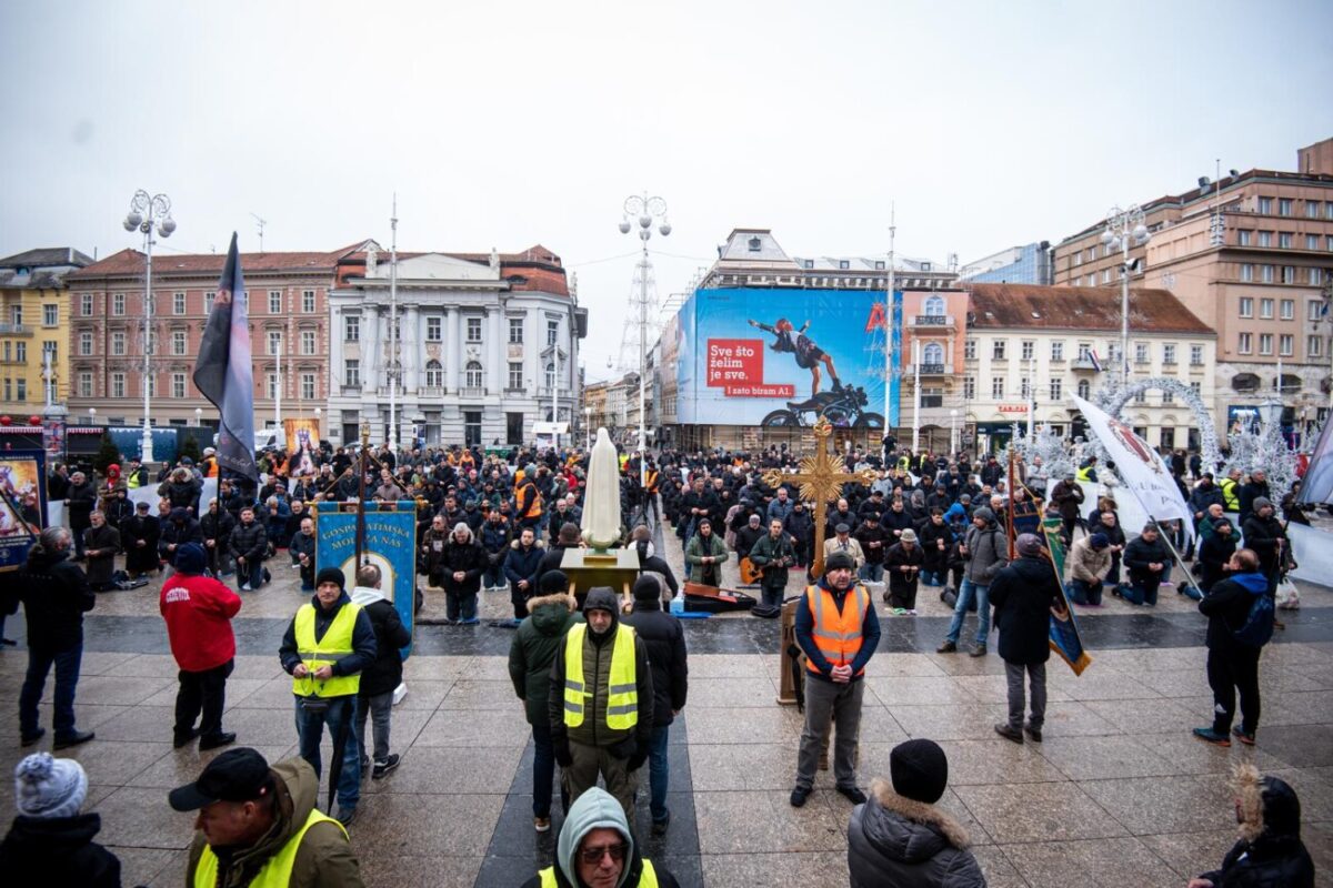 Zagreb: Molitelji i ove subote mole krunicu na Trgu bana Josipa Jelačića