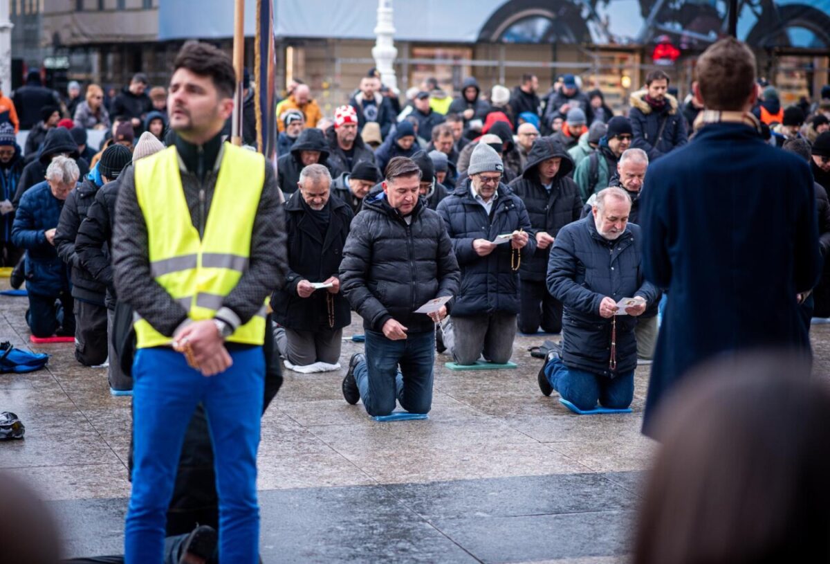 Zagreb: Molitelji i ove subote mole krunicu na Trgu bana Josipa Jelačića