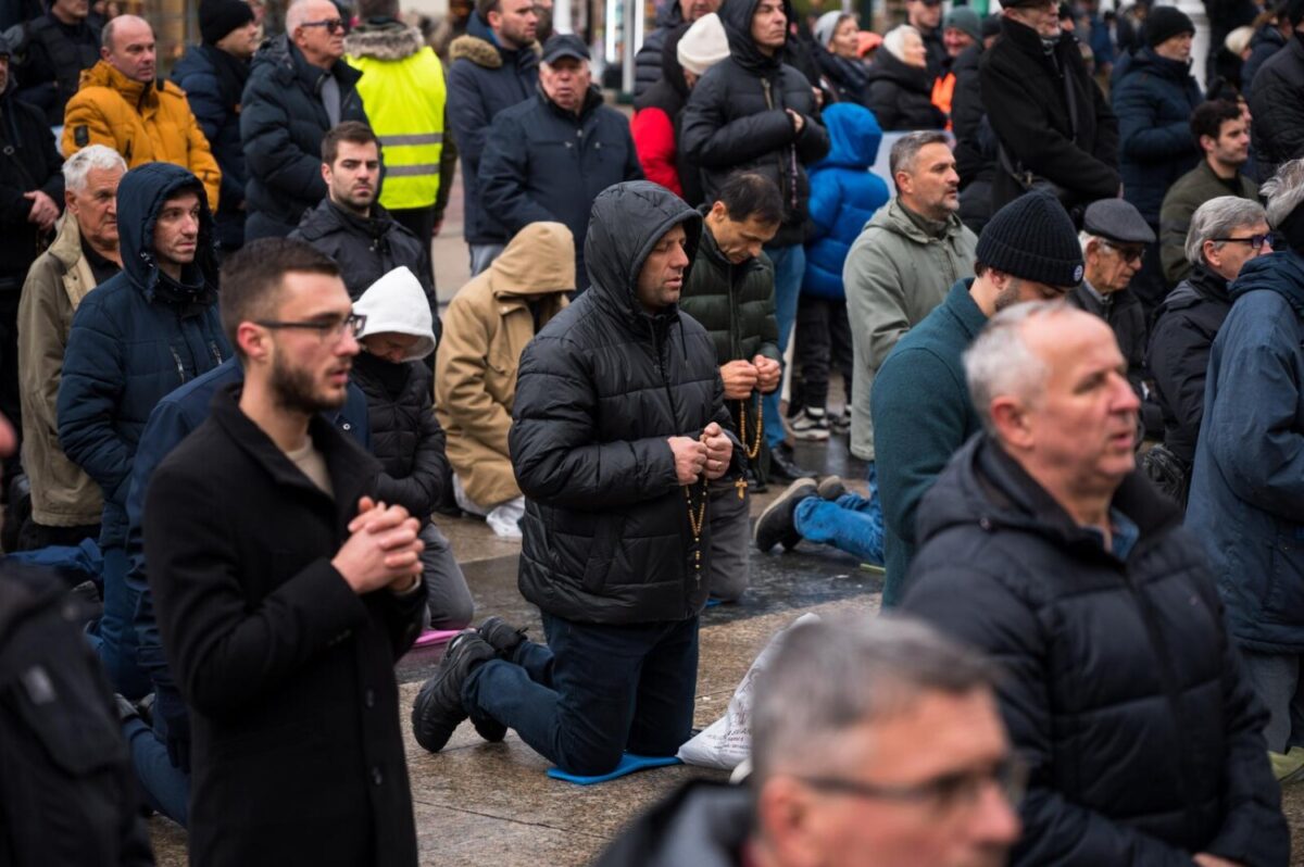 Zagreb: Molitelji i ove subote mole krunicu na Trgu bana Josipa Jelačića