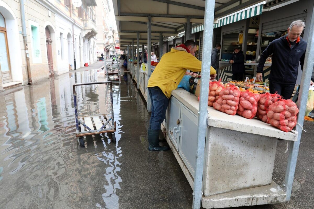 Rijeka: Poplavljene ulice oko gradske trnice