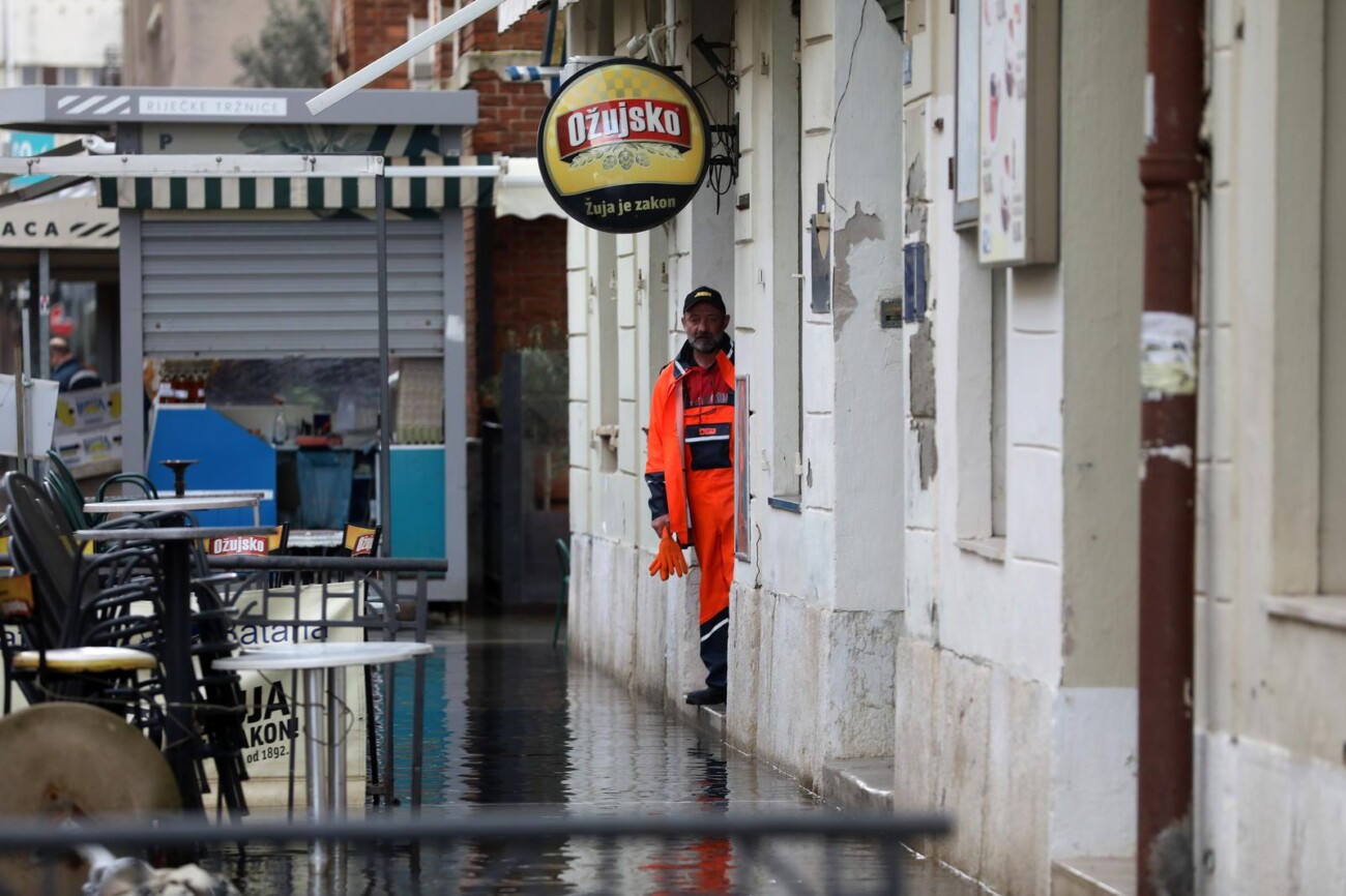 Rijeka: Poplavljene ulice oko gradske trnice Rijeka: Poplavljene ulice oko gradske trnice
