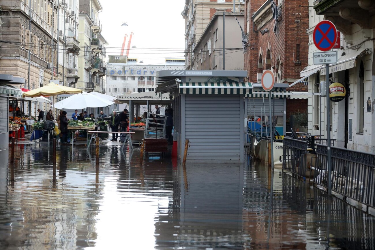 Rijeka: Poplavljene ulice oko gradske trnice Rijeka: Poplavljene ulice oko gradske trnice