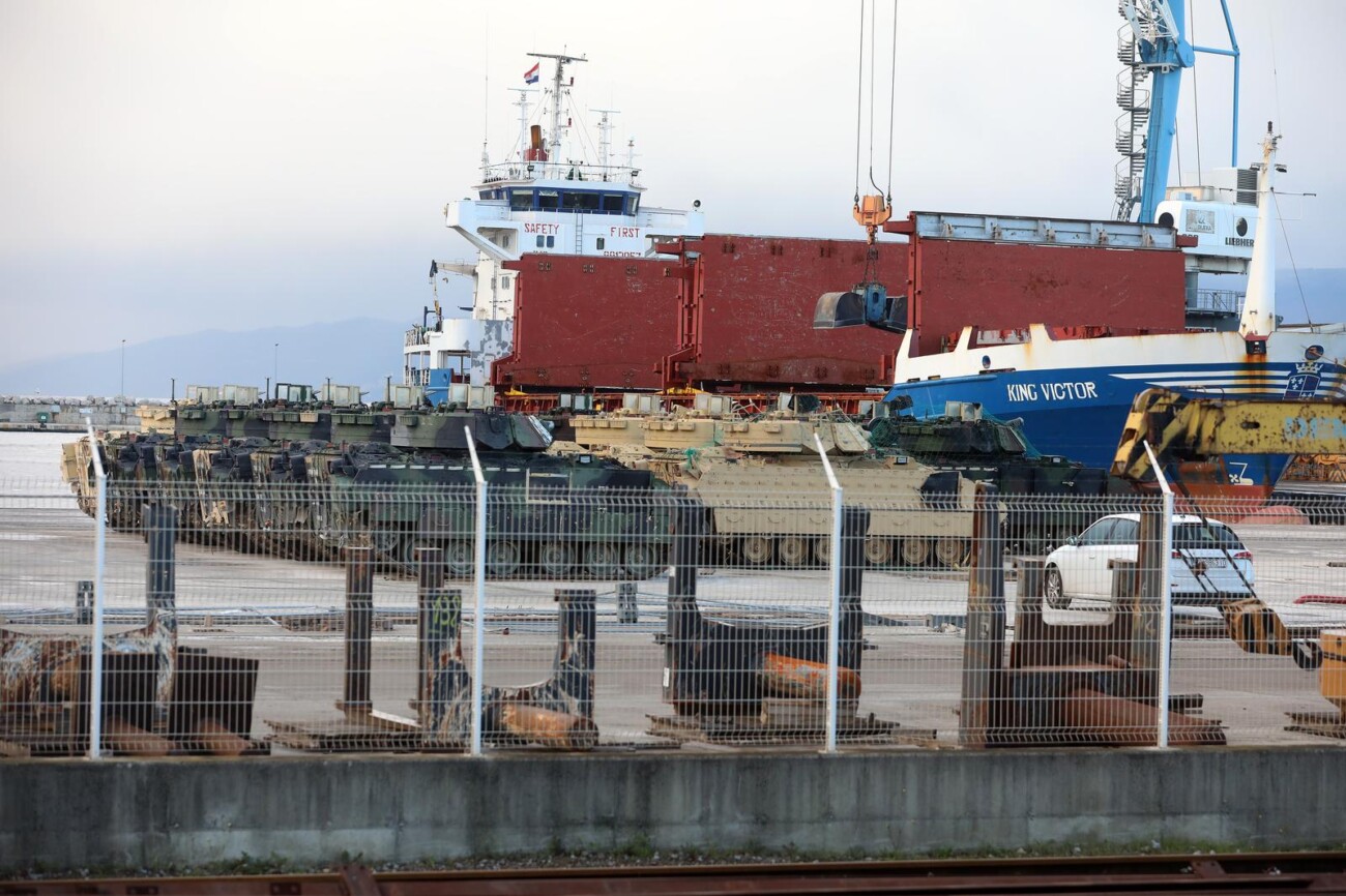 Rijeka: Otkrivena borbena vozila Bradley u riječkoj luci Rijeka: Otkrivena borbena vozila Bradley u riječkoj luci