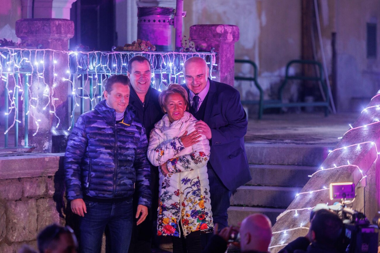 Rijeka: Blagdanska rasvjeta na zgradi kirurgije Dječje bolnice Kantrida Rijeka: Blagdanska rasvjeta na zgradi kirurgije Dječje bolnice Kantrida