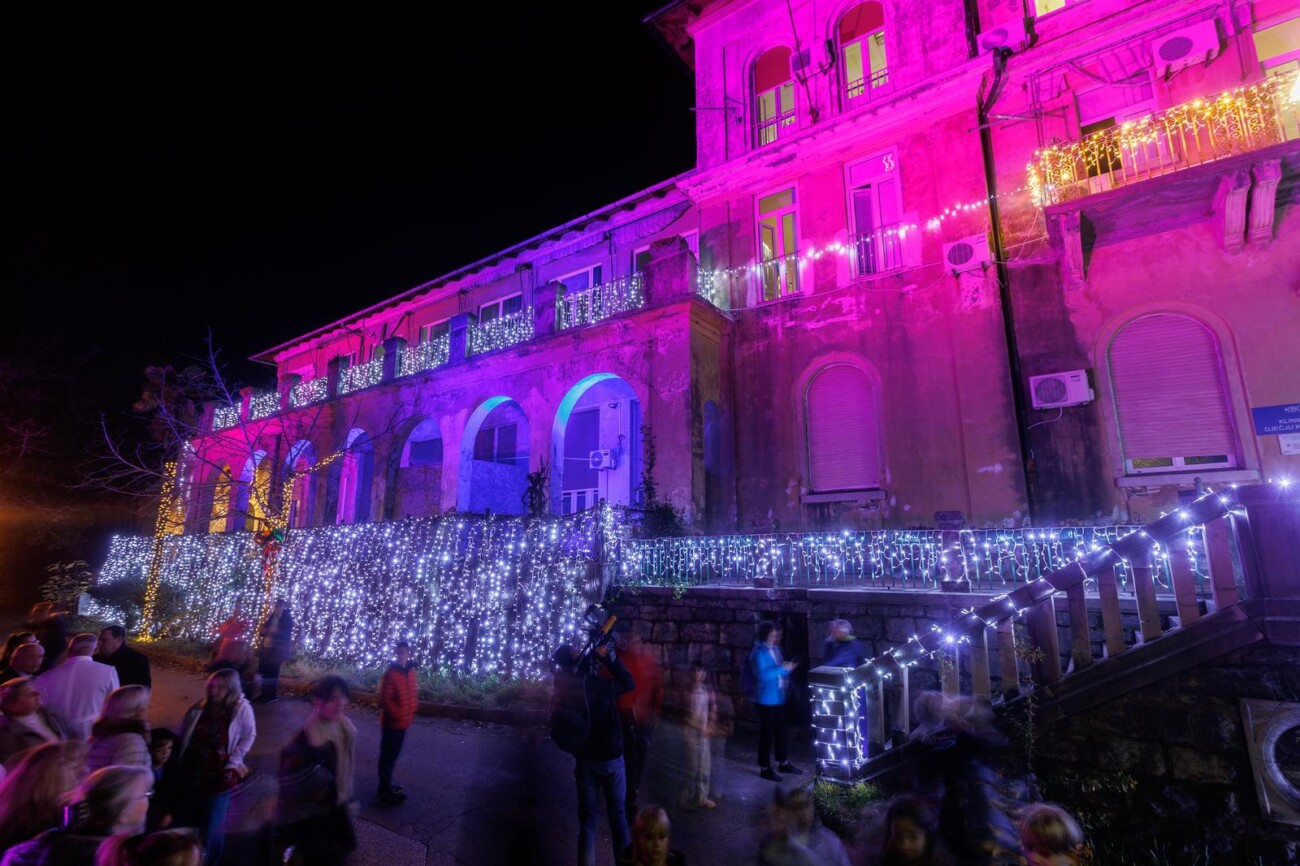 Rijeka: Blagdanska rasvjeta na zgradi kirurgije Dječje bolnice Kantrida Rijeka: Blagdanska rasvjeta na zgradi kirurgije Dječje bolnice Kantrida