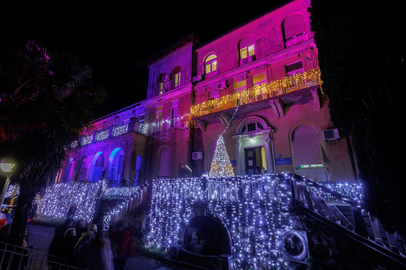 Rijeka: Blagdanska rasvjeta na zgradi kirurgije Dječje bolnice Kantrida Rijeka: Blagdanska rasvjeta na zgradi kirurgije Dječje bolnice Kantrida