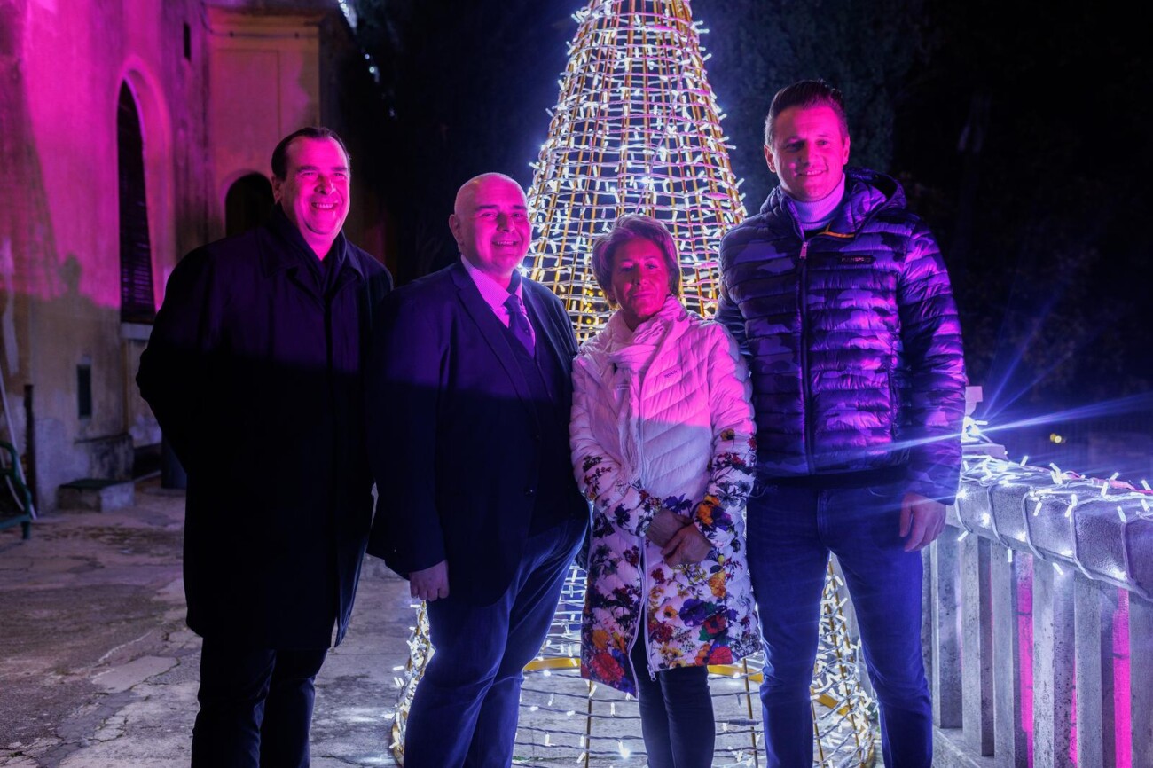 Rijeka: Blagdanska rasvjeta na zgradi kirurgije Dječje bolnice Kantrida Rijeka: Blagdanska rasvjeta na zgradi kirurgije Dječje bolnice Kantrida