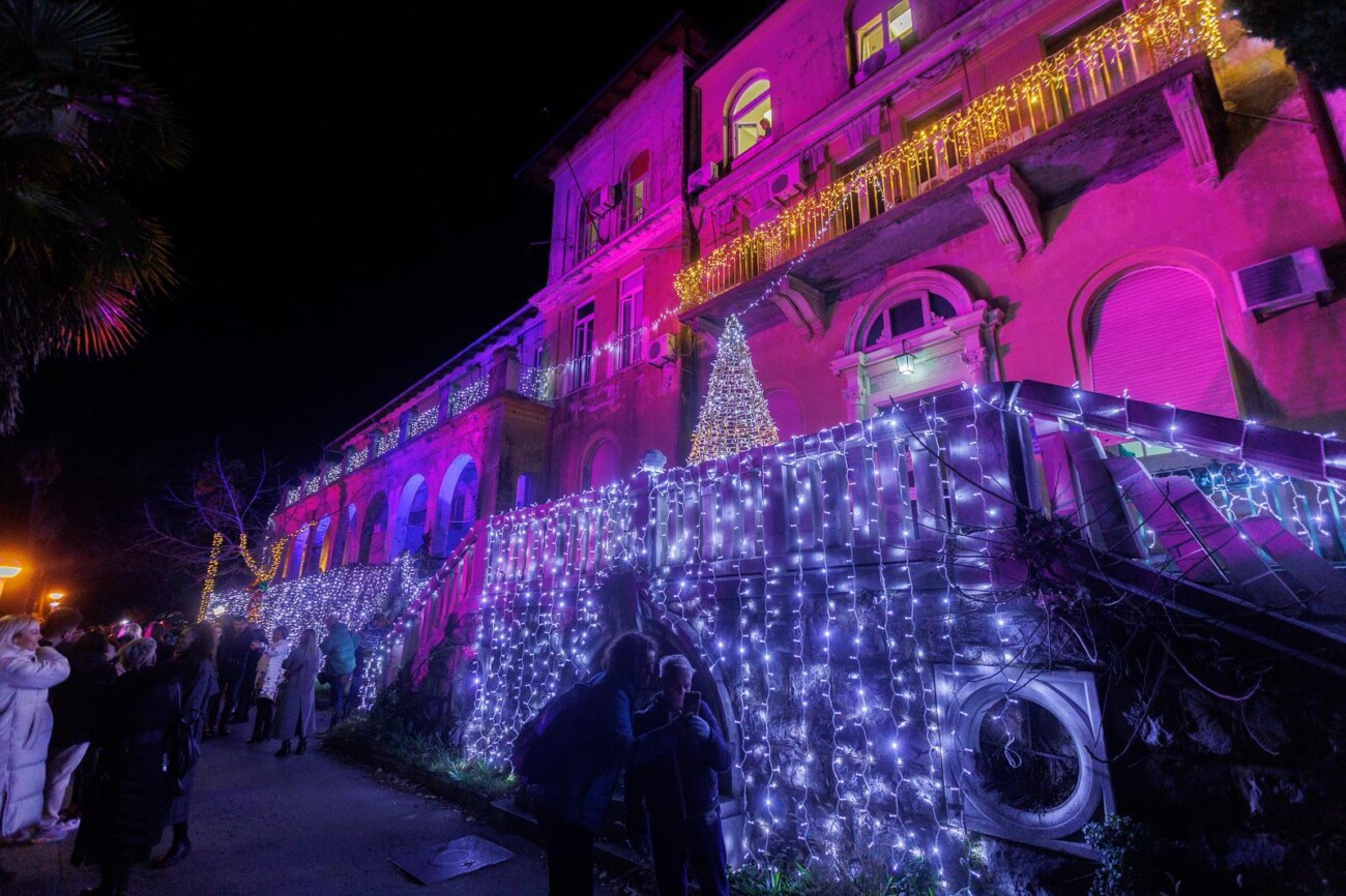 Rijeka: Blagdanska rasvjeta na zgradi kirurgije Dječje bolnice Kantrida Rijeka: Blagdanska rasvjeta na zgradi kirurgije Dječje bolnice Kantrida