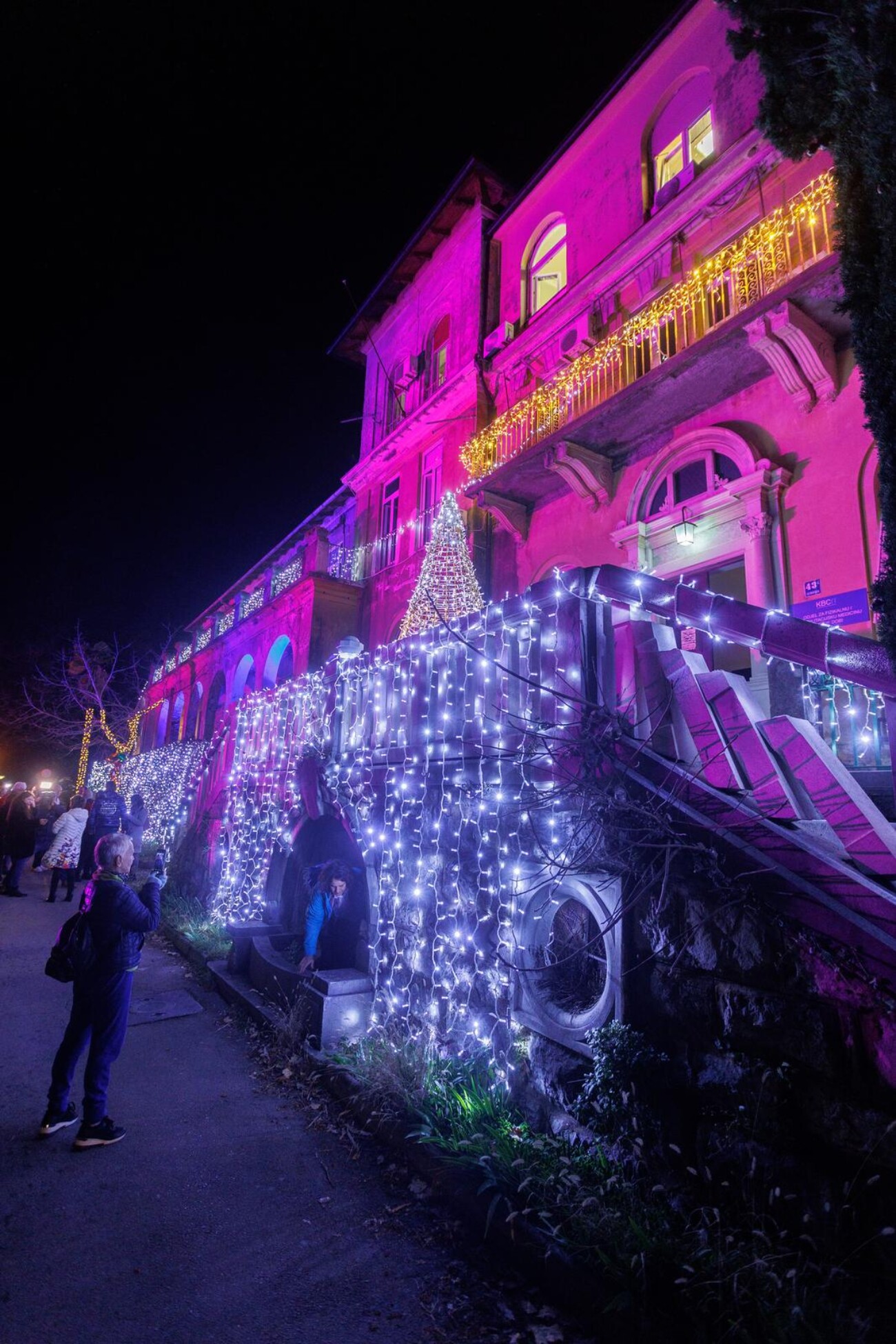 Rijeka: Blagdanska rasvjeta na zgradi kirurgije Dječje bolnice Kantrida Rijeka: Blagdanska rasvjeta na zgradi kirurgije Dječje bolnice Kantrida