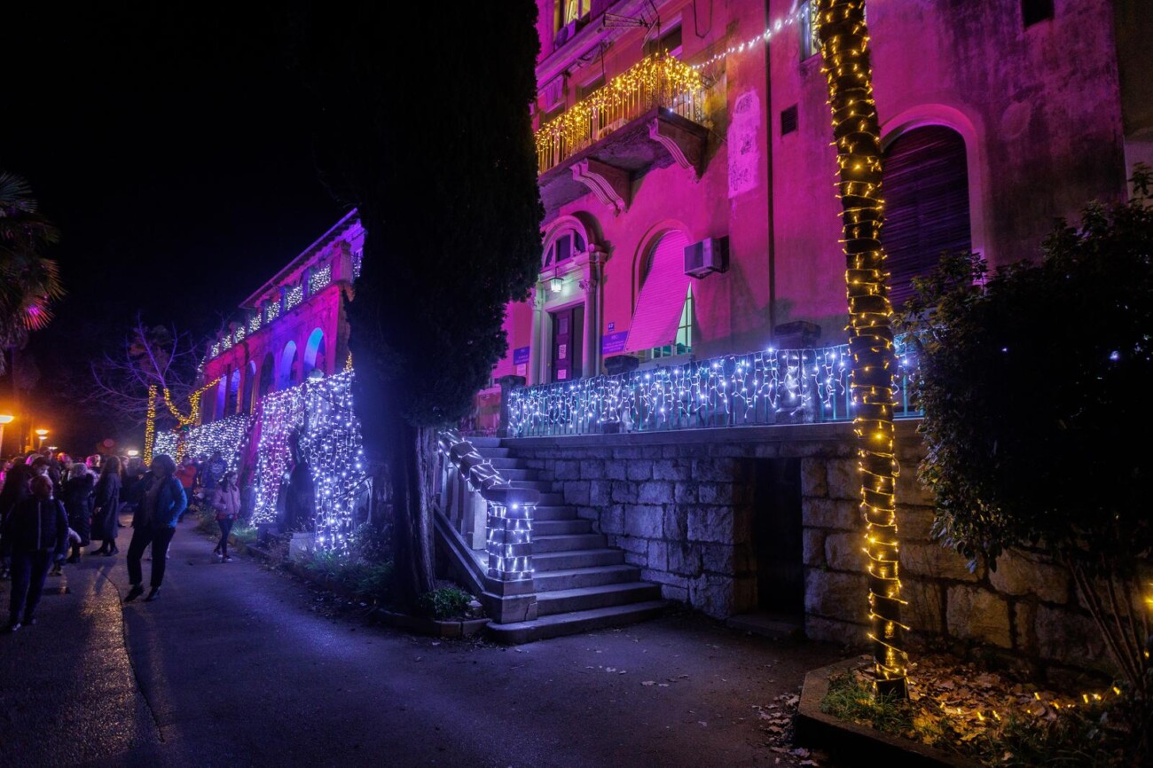Rijeka: Blagdanska rasvjeta na zgradi kirurgije Dječje bolnice Kantrida Rijeka: Blagdanska rasvjeta na zgradi kirurgije Dječje bolnice Kantrida