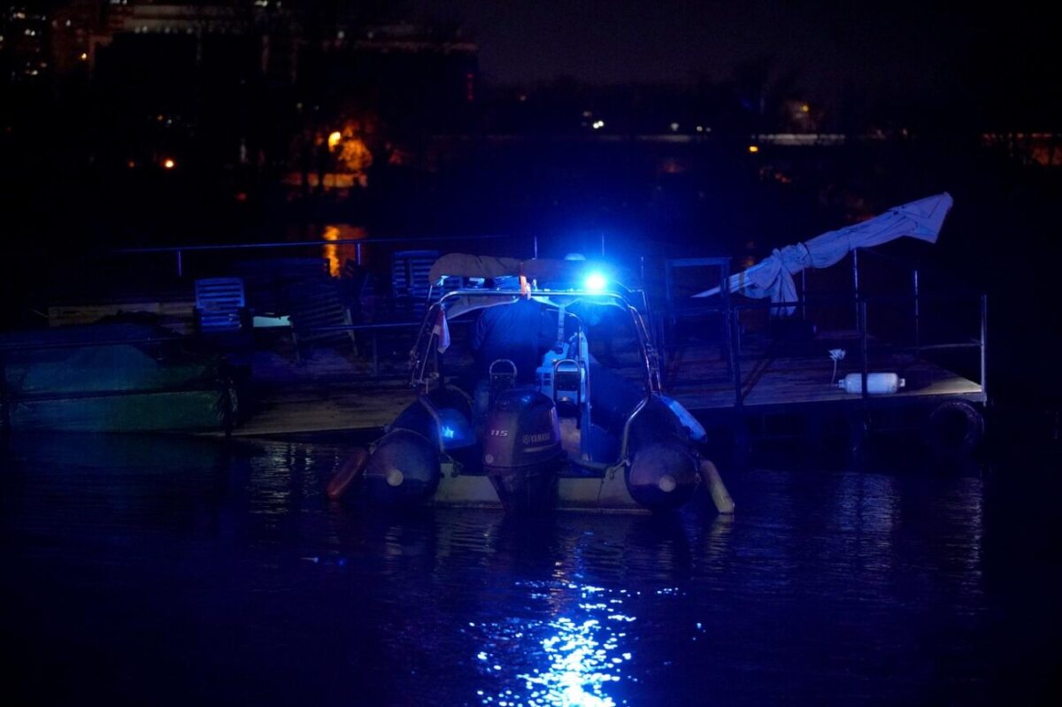 Beograd: Potonuo splav Kartel, posjetitelji skakali u Savu i plivali do obale