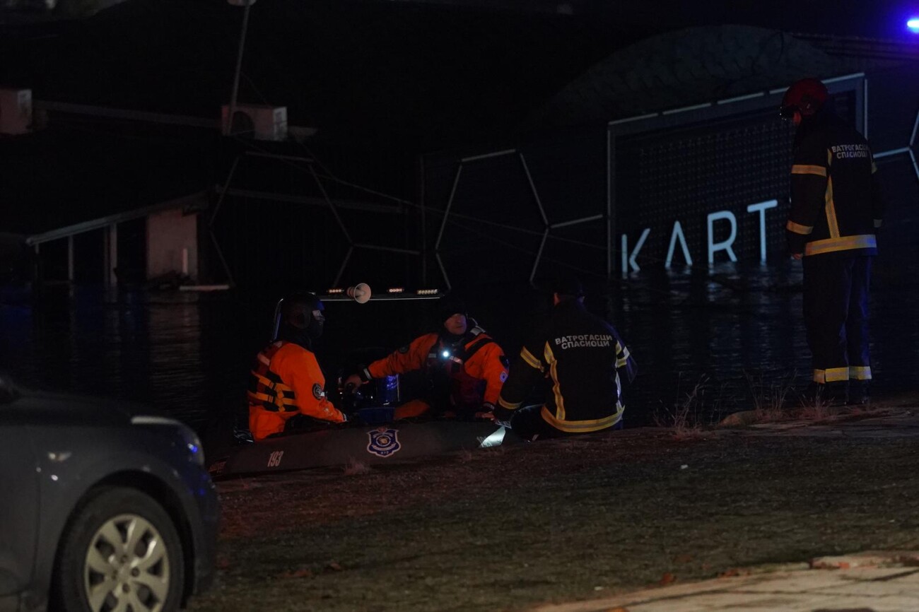 Beograd: Potonuo splav Kartel, posjetitelji skakali u Savu i plivali do obale Beograd: Potonuo splav Kartel, posjetitelji skakali u Savu i plivali do obale