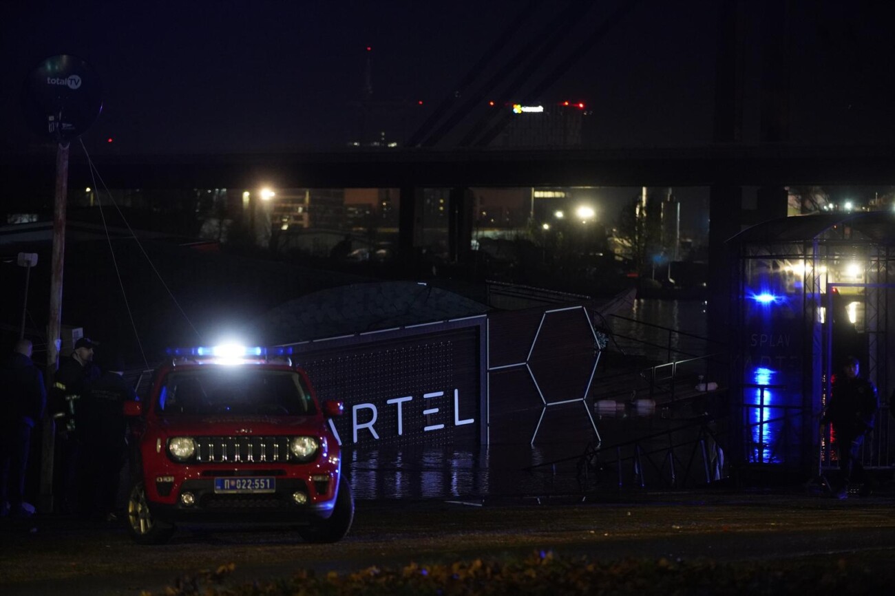 Beograd: Potonuo splav Kartel, posjetitelji skakali u Savu i plivali do obale Beograd: Potonuo splav Kartel, posjetitelji skakali u Savu i plivali do obale