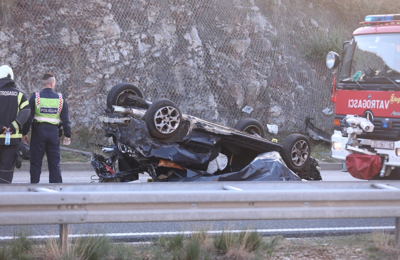 Dugopolje: U prevrtanju osobnog vozila smrtno stradala jedna osoba, zatvoren dio A1 Dugopolje: U prevrtanju osobnog vozila smrtno stradala jedna osoba, zatvoren dio A1