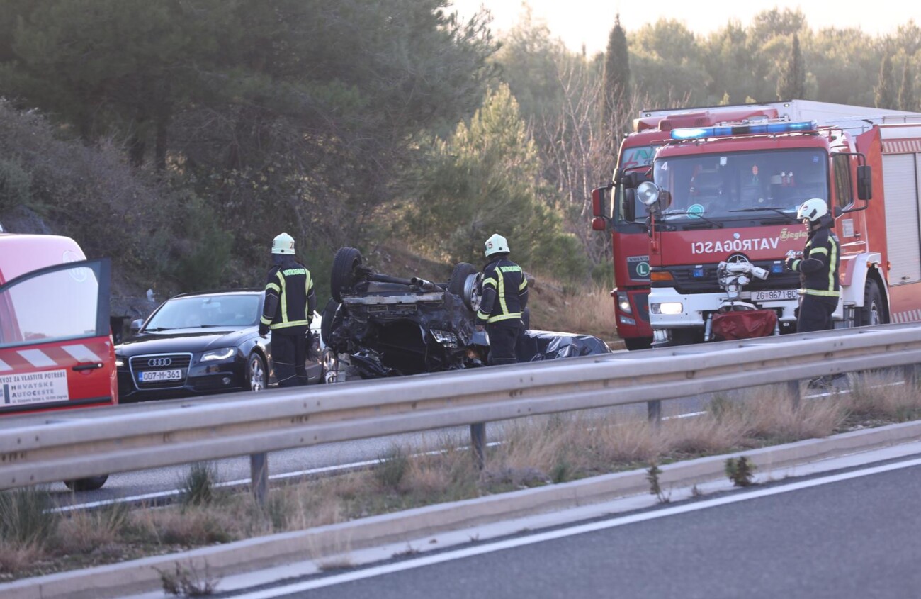Dugopolje: U prevrtanju osobnog vozila smrtno stradala jedna osoba, zatvoren dio A1 Dugopolje: U prevrtanju osobnog vozila smrtno stradala jedna osoba, zatvoren dio A1