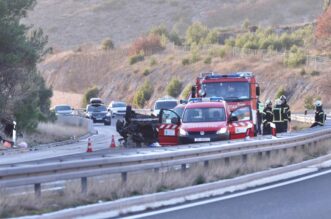 Dugopolje: U prevrtanju osobnog vozila smrtno stradala jedna osoba, zatvoren dio A1