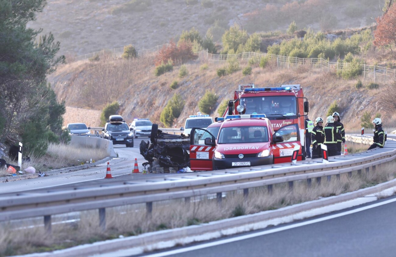 Dugopolje: U prevrtanju osobnog vozila smrtno stradala jedna osoba, zatvoren dio A1 Dugopolje: U prevrtanju osobnog vozila smrtno stradala jedna osoba, zatvoren dio A1