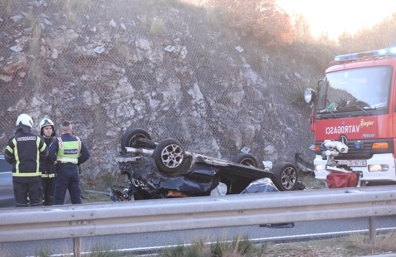 Dugopolje: U prevrtanju osobnog vozila smrtno stradala jedna osoba, zatvoren dio A1 Dugopolje: U prevrtanju osobnog vozila smrtno stradala jedna osoba, zatvoren dio A1